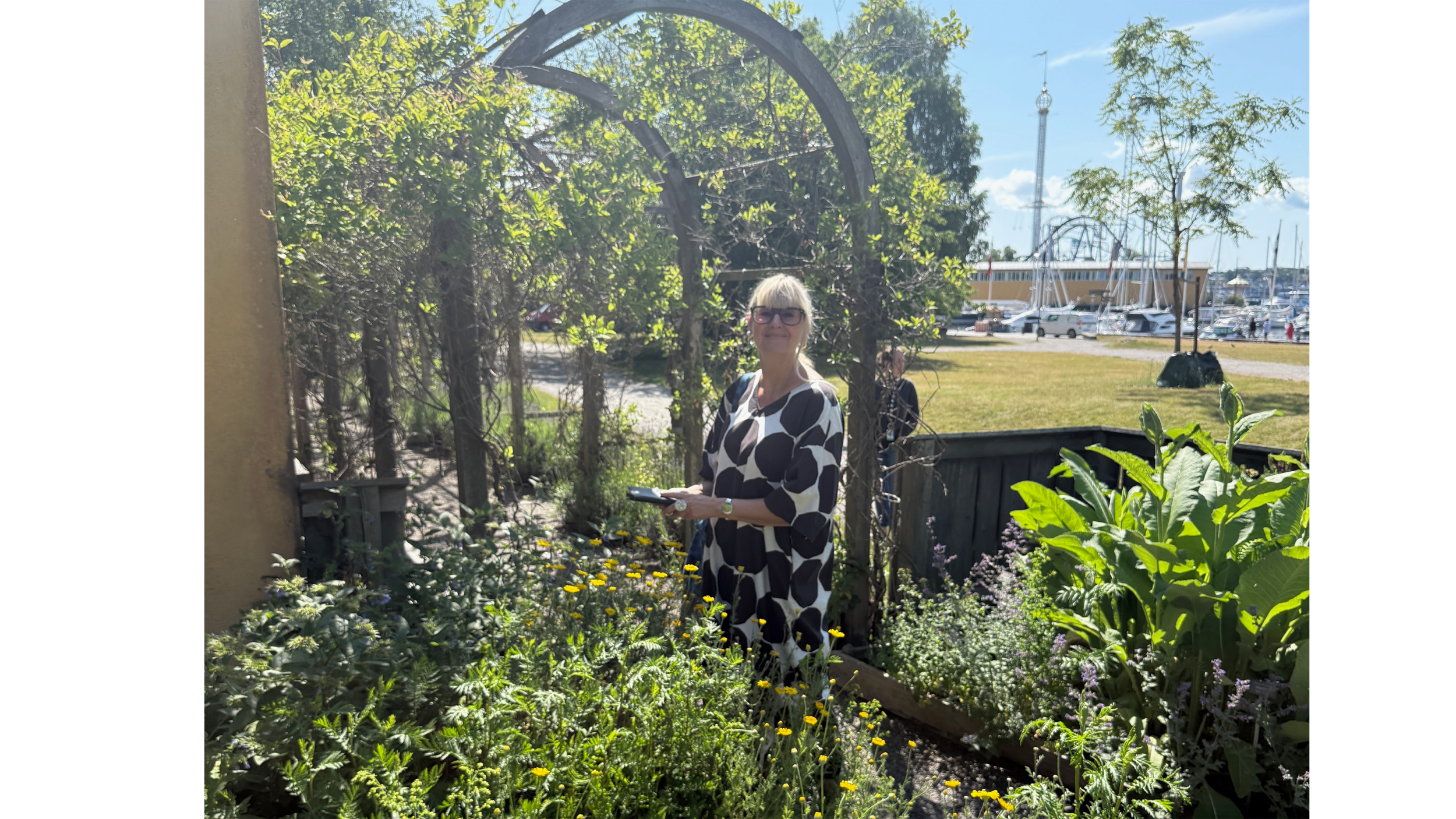 Annika prövar nya AI-audioguiden Flora i Vasamuseets trädgård