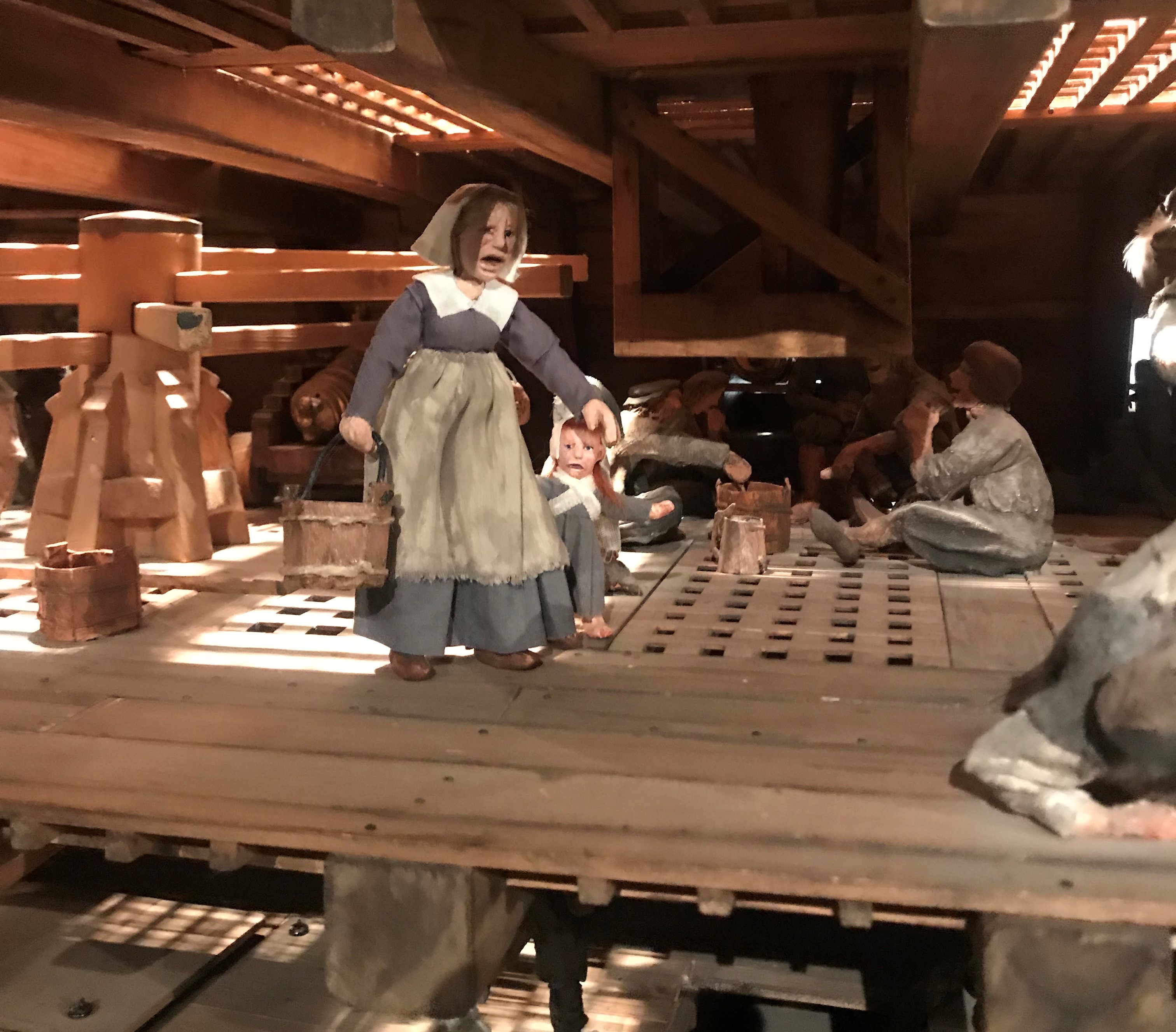 Båtsmanshustru och barn i genomskärningsmodellen på Vasamuseet
