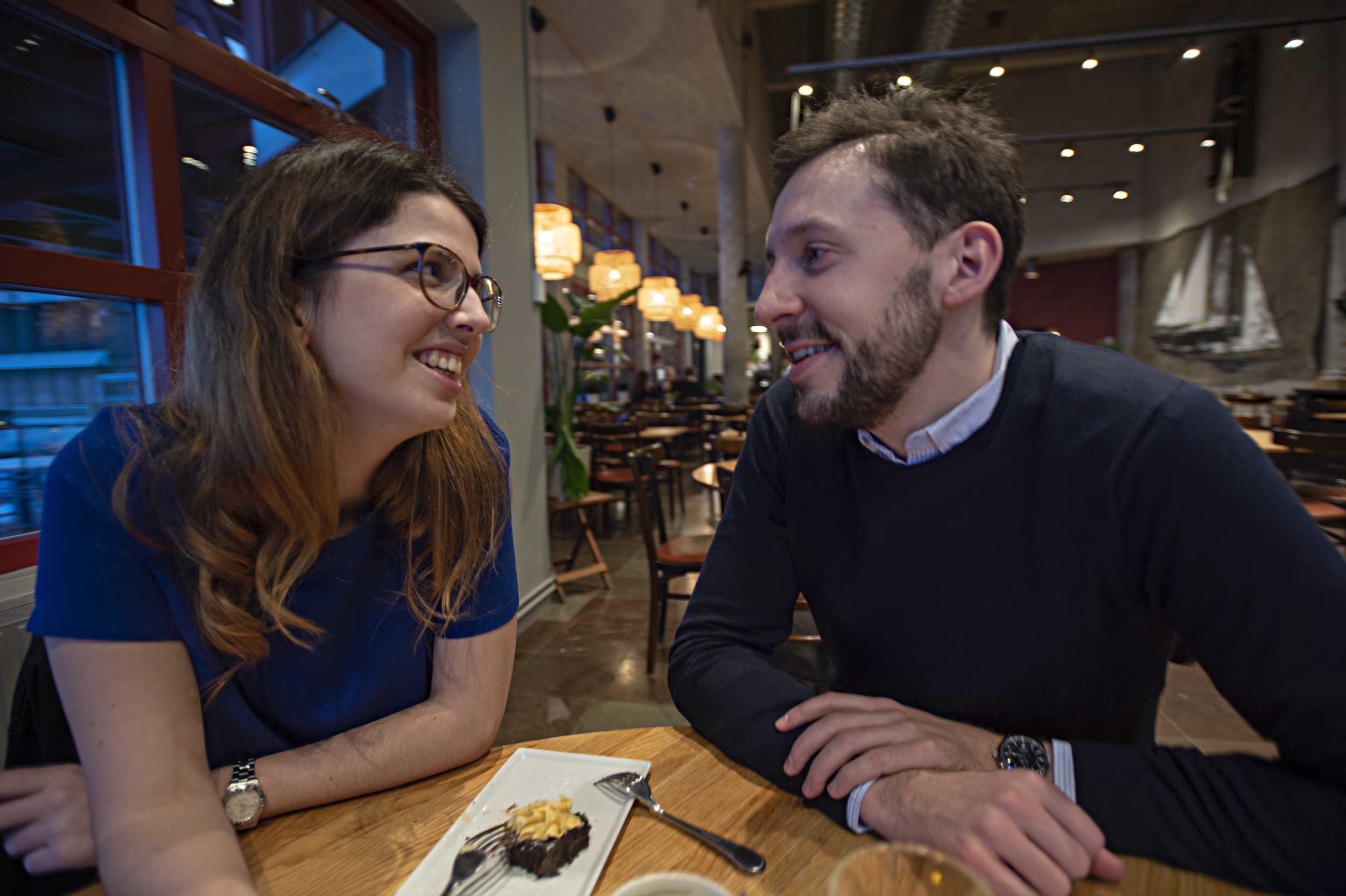 Emma och Frédéric fikar i Vasamuseets restaurang